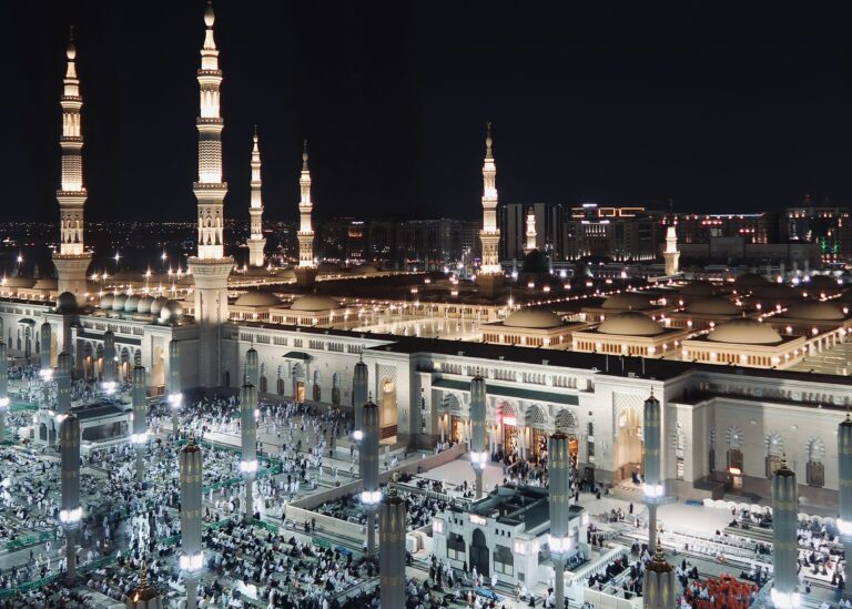 Your Essential Umrah Taxi Guide for Ramadan 2025: Best Times, Routes & Prices